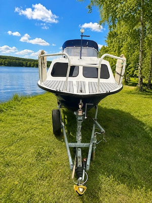 Kajütboot mit Yamaha-Motor 9,9 PS und Harbeck-Trailer gebraucht Bild 4