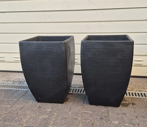 2 Kunststoff-Pflanztöpfe
