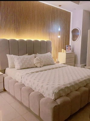 Luxuriöses, Gestepptes Polsterbett mit LED-Kopfteil   Modernes Design