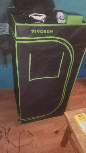 Growzelt mit den Maßen 60x60x120 , Lampe und Zubehör inklusive zu verkaufen 