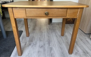 Holztisch mit Schublade