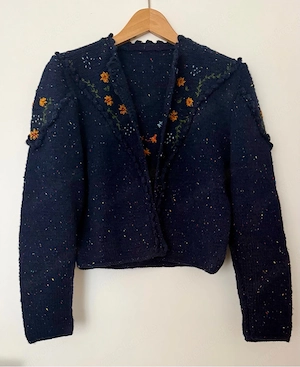 Handgestrickte Trachtenjacke, dunkelblau, Größe 38