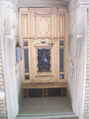 Hauseingangstür--Fenster