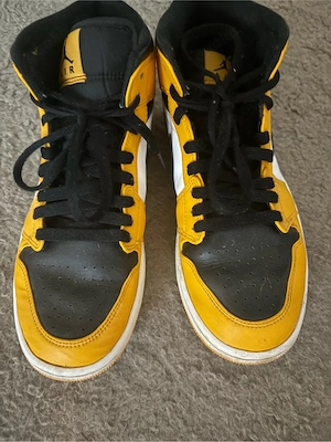Nike Air Jordan 1 Mid  Taxi  Sneaker