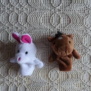 Spielzeug - Kinder - Fingerpuppen, 2 Stück, Kuh und Hase, kpl. 3,50  
