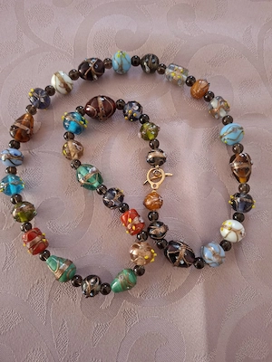 Kette aus Glasperlen