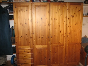 Sehr schöner massiver Kiefernschrank