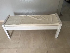 Sitzbank aus Holz mit Sitzauflage