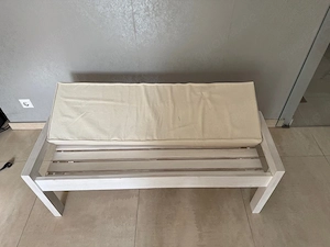 Sitzbank aus Holz mit Sitzauflage