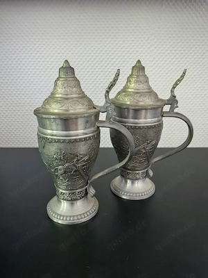 2 Alte Zinn Krüge mit Zinnhaube und Jagd Gravur aus WWM Zinn 92%