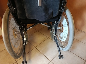 Rollstuhl faltbar mit Kopfstütze, Fußstützen & abnehmbaren Rädern