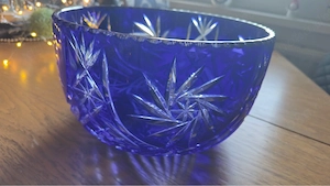 Große schöne blaue Glasvase