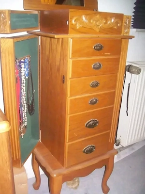 versch.Möbelstck.    Nachlass ---Kileiderschrank 2turig +Bett 450euro----Pflegebett