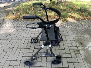 Leichter Aluminium Rollator mit Rückenlehne und Tasche kaum benutzt 