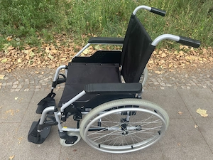 Meyra Aluminium Rollstuhl abnehmbare Räder 42 cm Sitz kaum benutzt 
