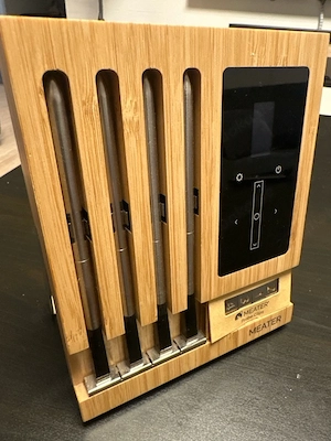 MEATER Block   Kabelloses Smart 4-Kern-Grillthermometer mit WLAN & Ladestation (Holz)
