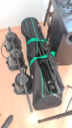 4 LED Scheinwerfer (Bühne) mit Steuergerät und Stativ, Tasche usw - 3   300 W Scheinwerfer Stativ