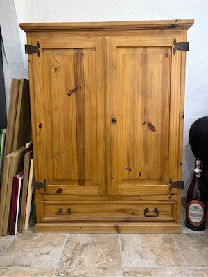 Holzschrank aus Massivholz