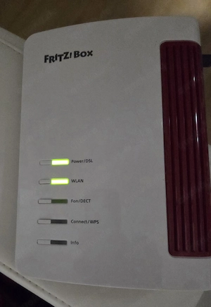 Zu verkaufen Fritzbox 7530 AX leider ohne stromkabel funktioniert 
