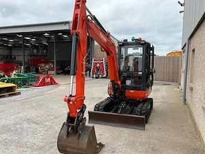 Einsatzbereiter 2,8-Tonnen-Minibagger mit Kubota D1105 Dieselmotor (27,5 PS), geschlossener Kabine ( Bild 2