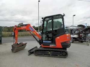 Einsatzbereiter 2,8-Tonnen-Minibagger mit Kubota D1105 Dieselmotor (27,5 PS), geschlossener Kabine ( Bild 5