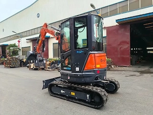 Einsatzbereiter 2,8-Tonnen-Minibagger mit Kubota D1105 Dieselmotor (27,5 PS), geschlossener Kabine ( Bild 3
