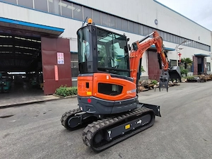 Einsatzbereiter 2,8-Tonnen-Minibagger mit Kubota D1105 Dieselmotor (27,5 PS), geschlossener Kabine ( Bild 4