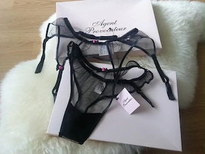 Neue Unterwäsche und Socken getragen