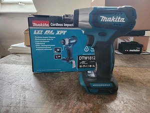 Makita Akku-Schlagschrauber 18V DTW181Z 1 2  210Nm Solo im Karton