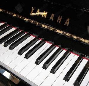 Klavier Yamaha U3, schwarz poliert, Nr. 2779146, 5 Jahre Garantie Bild 3