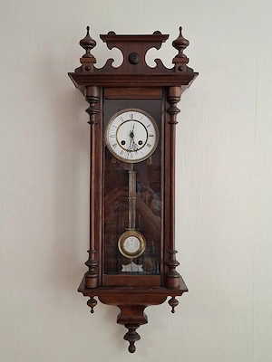 Antike Wand-Pendeluhr mit Holzgehäuse
