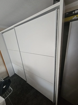 Großer weißer Schwebetürenschrank zu Verschenken 