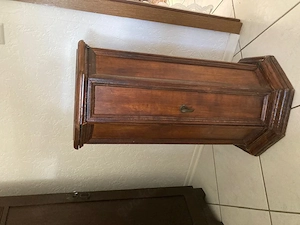 Kleiner achteckiger Beistellschrank