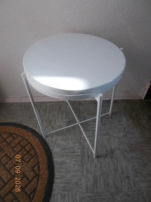 2 runde, stabile Metalltische, weiß 44 cm Durchmesser