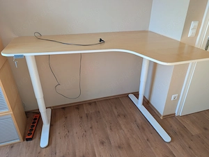 Elektrisch höhenverstellbarer Eck-Schreibtisch