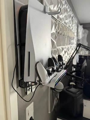 Sony PlayStation 5 Heimkonsole 825GB Weiß, mit Wandhalterung & 2 Controllern