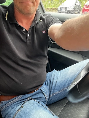 Crazy Kerl mit Riesenlatte putzt gern nackt 