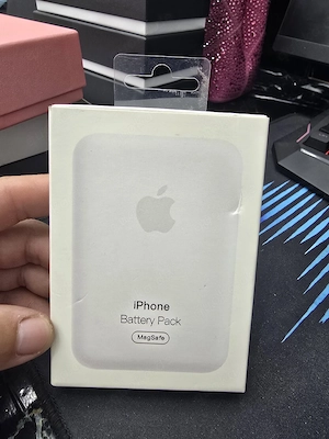 Apple MagSafe battery pack