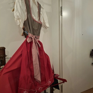 Garagenflohmarkt: Dirndl, Trachtenblusen, Accesoires