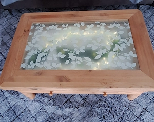 Couchtisch aus Weichholz mit Schublade und Glasplatte