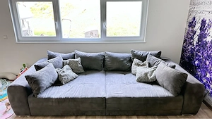 big Sofa mit Kissen