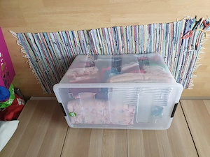 Kinderkleidung und Wiege