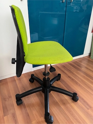 Schreibtisch mit Schreibtischstuhl
