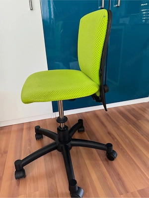 Schreibtisch mit Schreibtischstuhl