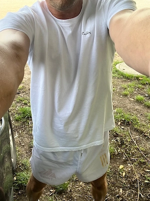 17.9. 9Uhr Nackt am Waldweg  ..  Hilfst du mir beim  Jerkung der Riesenlatte