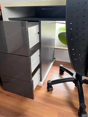 Schreibtisch mit Schreibtischstuhl Bild 5