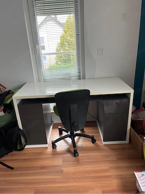 Schreibtisch mit Schreibtischstuhl Bild 4