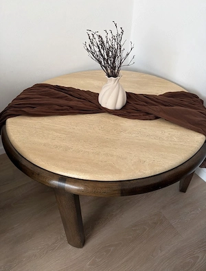 Marmortisch mit Nussbaum