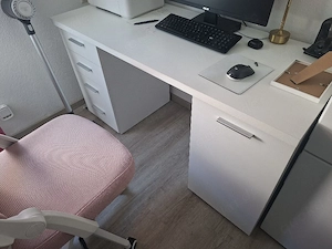 Schöner weißer Schreibtisch