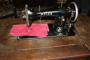 Sammlerstück Alte ADLER Nähmaschine VERSENKBAR Nr. 52